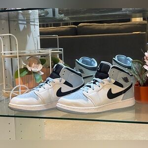 COPY - AIR JORDAN 1 MID SE GS “Ice White Blue”